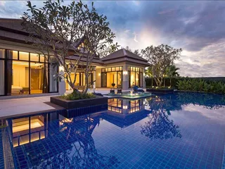 Комплекс вилл с бассейнами и джакузи прямо на пляже Банг Тао, Пхукет