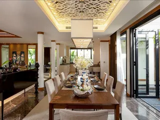 Комплекс вилл с бассейнами и джакузи прямо на пляже Банг Тао, Пхукет