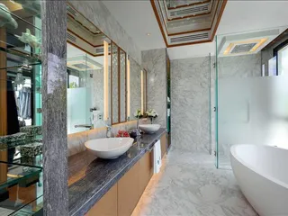 Комплекс вилл с бассейнами и джакузи прямо на пляже Банг Тао, Пхукет