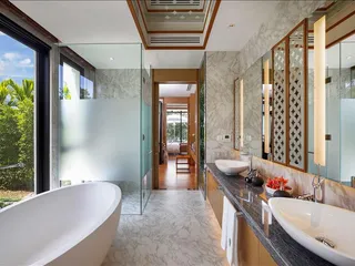 Комплекс вилл с бассейнами и джакузи прямо на пляже Банг Тао, Пхукет