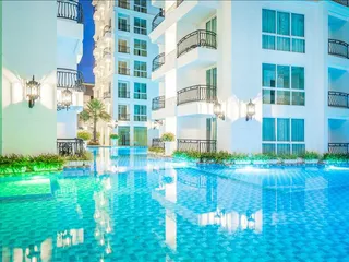 Резиденция с бассейнами, садами и круглосуточной охраной в центре Паттайи, Таиланд