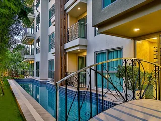 Резиденция с тремя бассейнами и террасой на крыше в центре Паттайи, Таиланд