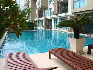Резиденция с тремя бассейнами и террасой на крыше в центре Паттайи, Таиланд