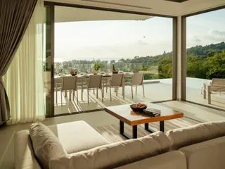 Эксклюзивный жилой комплекс вилл с бассейнами и видом на море в пешей доступности от пляжа Най Тон, Пхукет, Таиланд