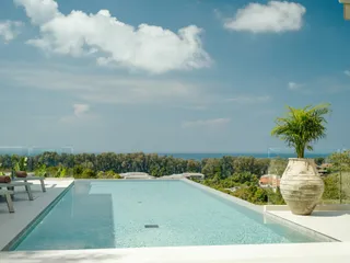 Эксклюзивный жилой комплекс вилл с бассейнами и видом на море в пешей доступности от пляжа Най Тон, Пхукет, Таиланд