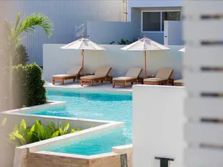 Новый закрытый комплекс таунхаусов с двумя бассейнами рядом с пляжем Чонг Мон, Самуи, Таиланд