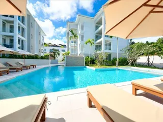 Новый закрытый комплекс таунхаусов с двумя бассейнами рядом с пляжем Чонг Мон, Самуи, Таиланд