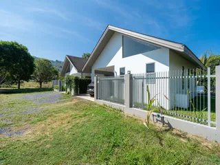 Новый жилой комплекс вилл с бассейнами и парковками в Таланге, Пхукет, Таиланд