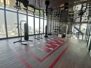 Высотный жилой комплекс с хорошей инфраструктурой в Сухумвит, Бангкок, Таиланд