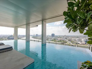 Жилой комплекс с бассейнами и панорамными видами на реку, Бангкок, Таиланд