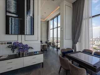 Жилой комплекс с бассейнами и панорамными видами на реку, Бангкок, Таиланд