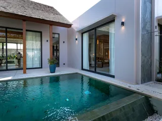 Современный комплекс тропических вилл с бассейнами в Пасаке, Пхукет, Таиланд