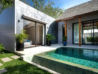 Современный комплекс тропических вилл с бассейнами в Пасаке, Пхукет, Таиланд