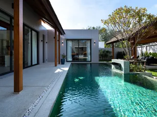 Современный комплекс тропических вилл с бассейнами в Пасаке, Пхукет, Таиланд