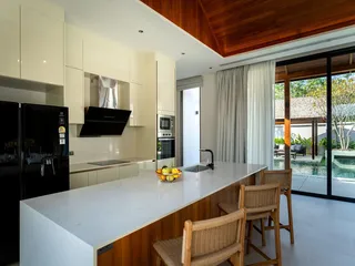 Современный комплекс тропических вилл с бассейнами в Пасаке, Пхукет, Таиланд