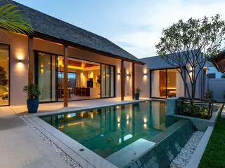 Современный комплекс тропических вилл с бассейнами в Пасаке, Пхукет, Таиланд