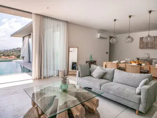 Комплекс современных вилл с бассейнами и видами на море рядом с международным аэропортом и пляжем, Самуи, Таиланд