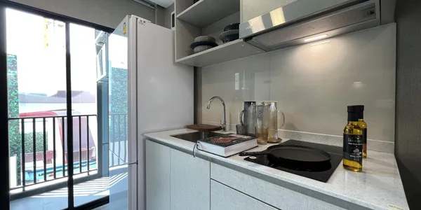 Первоклассный жилой комплекс с огромным бассейном и пышными зелёными зонами в Суан Луанге, Бангкок, Таиланд