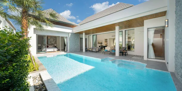 Охраняемый комплекс вилл с бассейнами недалеко от пляжа Банг Тао, Пхукет, Таиланд