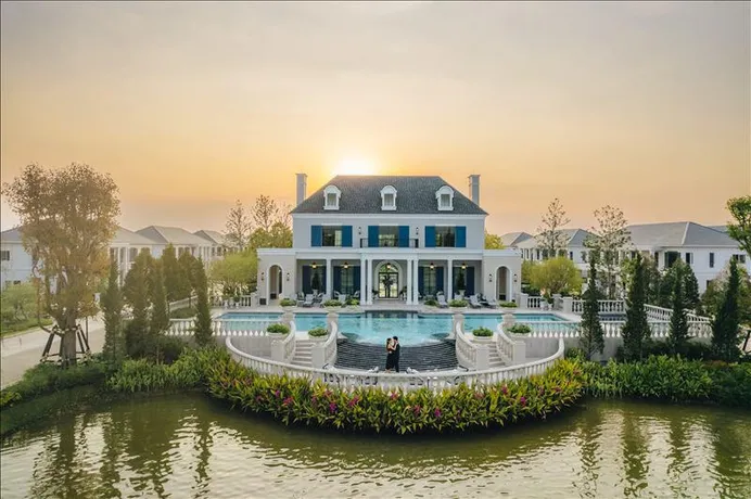 Комплекс вилл с бассейном и парком рядом с аэропортом, Бангкок, Таиланд