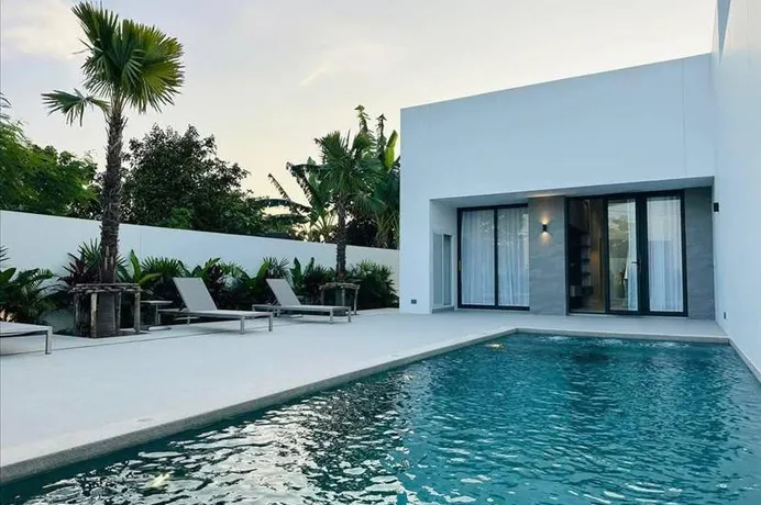 Комплекс вилл с бассейнами в спокойном районе, Пхукет, Таиланд